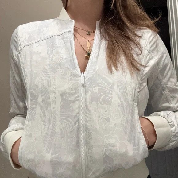 Lululemon: Women's Reversible Insulated
Windbreaker Jacket - Picture 9 of 16